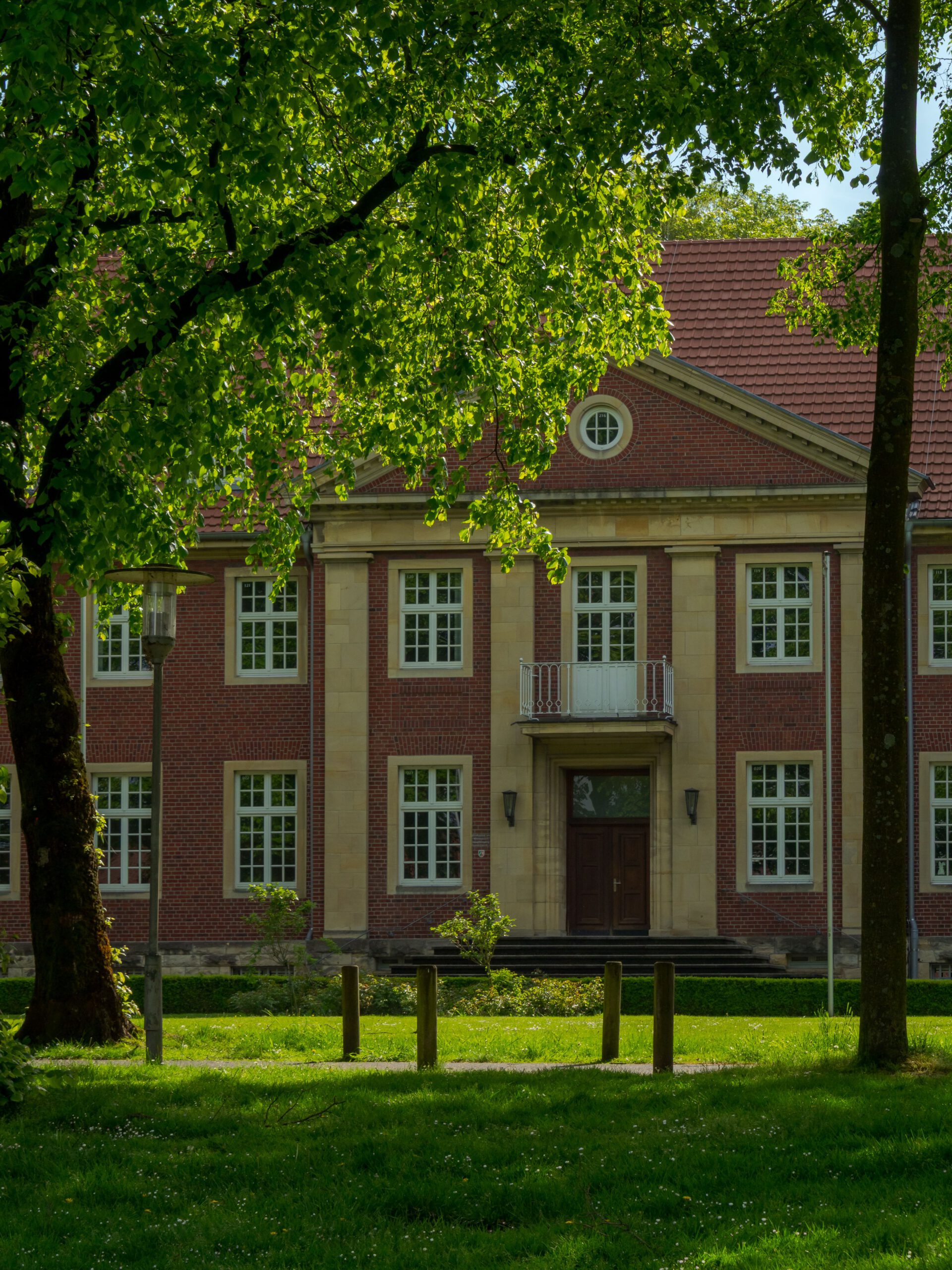 Denkmalgeschütztes Gebäude auf einer Wiese